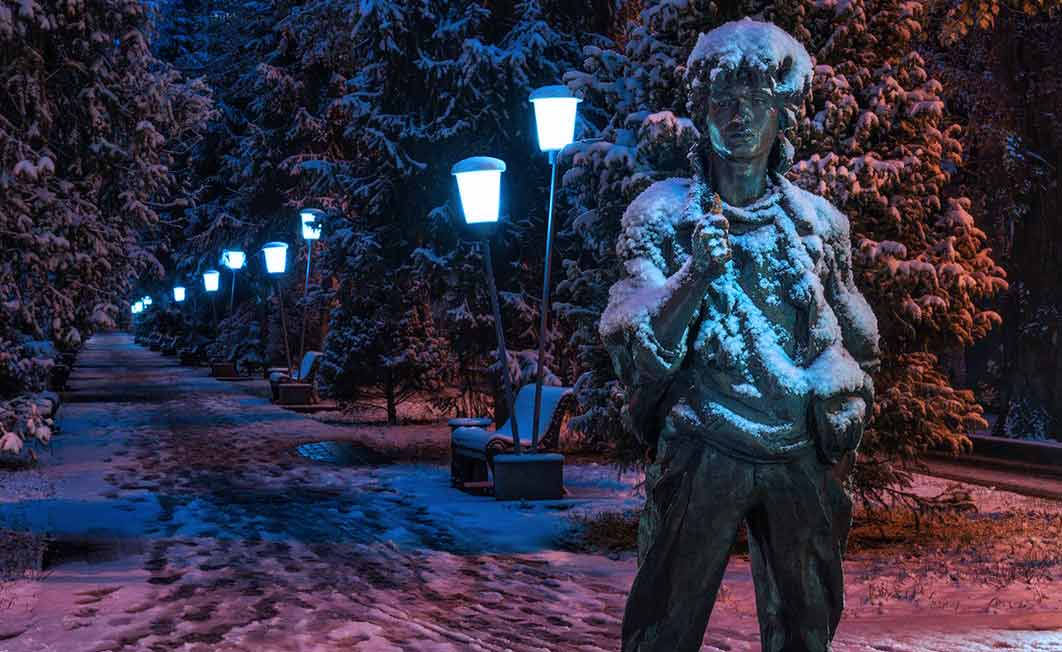 Памятник Виктору Цою в Алма-Ате на аллее из фильма Игла