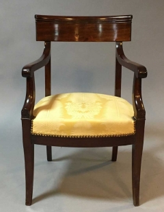 Реставрация старинного стильного кресла для кабинета